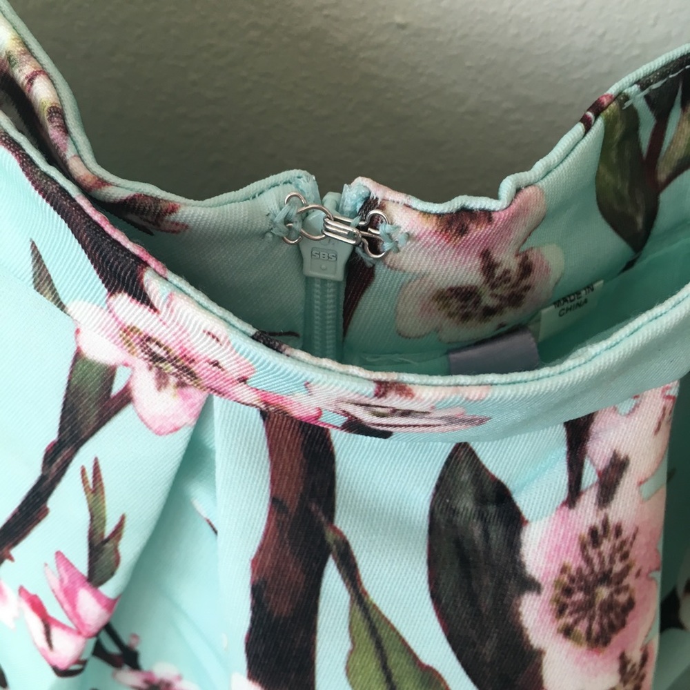 DONATED NWT 🌸🌸 Francesca’s midi floral skirt - Picture 4 of 8